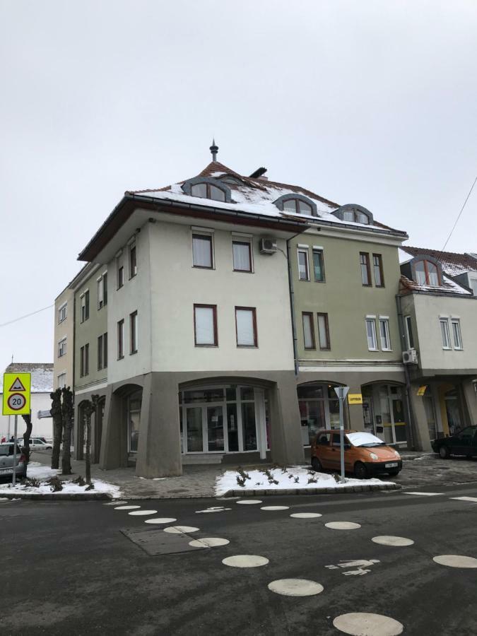 Gabor Pal 1 Apartman 2 Szoba Dunafoldvar Buitenkant foto